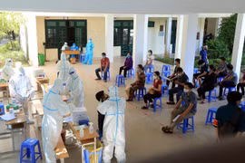 Người dân đến lấy mẫu xét nghiệm đảm bảo giãn cách an toàn phòng chống dịch. (Ảnh: Tuấn Anh/TTXVN)