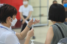 Hà Nội tiêm vaccine phòng COVID-19 cho người dân. (Ảnh: Tuấn Anh/TTXVN)