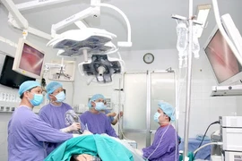 Các bác sỹ thực hiện 1 ca phẫu thuật nội soi tại Khoa Phẫu thuật Tiết niệu, Bệnh viện Hữu Nghị Việt Đức. (Ảnh: PV/Vietnam+)