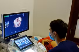 Theo dõi sức khỏe cho một sản phụ. (Ảnh: PV/Vietnam+)