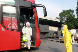 Chuyên gia, lao động nước ngoài đến tỉnh Bắc Giang đều được phun khử khuẩn trước khi vào khách sạn. (Ảnh: Đồng Thúy/TTXVN)