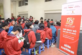 Các bạn trẻ tham gia hiến máu tại Chương trình Chủ Nhật Đỏ lần thứ 15. (Ảnh: PV/Vietnam+)