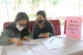 Nhiều người lao động trên toàn quốc đã tự nguyện đến các cơ sở y tế để khai báo tình trạng sức khỏe và lịch trình di chuyển. (Ảnh: Bích Huệ/TTXVN)