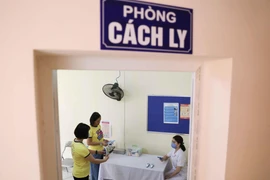 Phòng cách ly và các trang thiết bị kiểm soát y tế cơ bản được các trường ở Hà Nội chuẩn bị đầy đủ, kỹ lưỡng để đón học sinh đi học. (Ảnh: Thanh Tùng/TTXVN) 