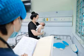 Bác sĩ điều trị cho một bệnh nhi mắc bệnh truyền nhiễm. (Ảnh: Minh Quyết/TTXVN)