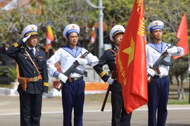 Cận cảnh kiều bào xúc động dự lễ chào cờ tại Đảo Trường Sa