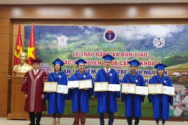 Lãnh đạo Trường Đại học Y Hà Nội trao bằng cho 28 bác sỹ trẻ vừa tốt nghiệp. (Ảnh: PV/Vietnam+)