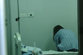 Một bệnh nhân mắc bệnh viêm đường hô hấp cấp do chủng mới của virus Corona điều trị tại Bệnh viện Bệnh Nhiệt đới Trung ương. (Ảnh: PV/Vietnam+)