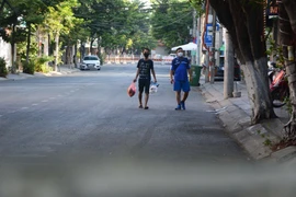 Cuộc sống của người dân trong khu vực phong tỏa tại Đà Nẵng. (Ảnh: Văn Dũng/TTXVN)