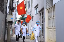 Đội tiêm vaccine lưu động đến từng ngõ, vào từng nhà có người già yếu, khó khăn trong việc di chuyển. (Ảnh: Hoàng Hiếu/TTXVN)