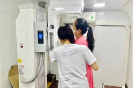[Photo] Người dân tới khám, tầm soát phát hiện sớm ung thư vú