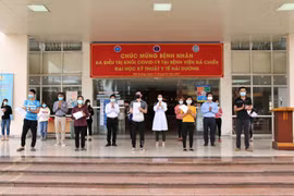 13 bệnh nhân được công bố khỏi bệnh tại Bệnh viện Dã chiến số 2. (Ảnh: PV/Vietnam+)