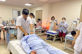 Nhân viên y tế làm công tác phục hồi chức năng cho người bệnh tại Bệnh viện Tuệ Tĩnh. (Ảnh: PV/Vietnam+)