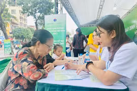 Nhân viên y tế tư vấn dinh dưỡng cho người dân đến tham gia Chương trình. (Ảnh: PV/Vietnam+)