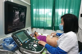 Bác sỹ thuộc Dự án bác sỹ trẻ tình nguyện siêu âm cho người dân tại một huyện vùng cao. (Ảnh: T.G/Vietnam+)