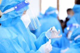 Lực lượng y tế chuẩn bị vaccine phòng COVID-19. (Ảnh: Anh Tuấn/TTXVN)
