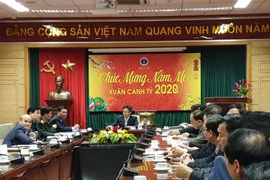 Phó Thủ tướng Vũ Đức Đam chủ trì cuộc họp khẩn về phòng chống dịch viêm phổi cấp. (Ảnh: T.G/Vietnam+)