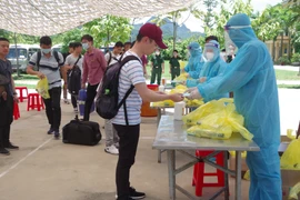  Các công dân tại khu cách ly tập trung của Trung đoàn 814 tại Hòa Bình. (Ảnh: Thanh Hải/TTXVN)