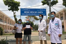 Các bệnh nhân người nước ngoài được công bố khỏi bệnh tại Việt Nam. (Ảnh: Vietnam+)
