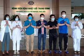 Bệnh nhân mắc COVID-19 được Bệnh viện Bệnh nhiệt đới Trung ương công bố khỏi bệnh ngày 2/6. (Ảnh: PV/Vietnam+)