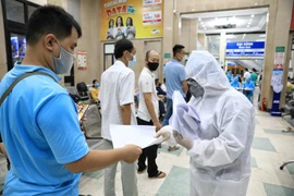 Lấy mẫu xét nghiệm cho cán bộ, công nhân viên Ga Hà Nội. (Ảnh: Thành Đạt/TTXVN)