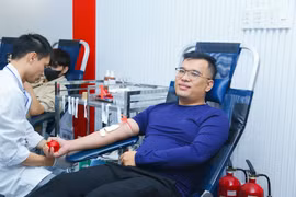Người dân tham gia hiến máu tại buổi Gặp mặt người hiến máu nhóm máu hiếm tiêu biểu năm 2023. (Ảnh: PV/Vietnam+)