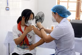 Nhân viên y tế tiêm vaccine cho trẻ từ 5 đến dưới 12 tuổi. (Ảnh: TTXVN)