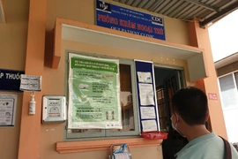 Bệnh nhân điều trị HIV thường xuyên đến lấy thuốc. (Ảnh: PV/Vietnam+)