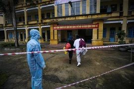 Các công dân vào khu cách ly tập trung theo dõi COVID-19. (Ảnh: Trọng Đạt/TTXVN)