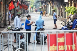 Toàn dân huyện Đông Anh tham gia chống dịch. (Ảnh: Tuấn Anh/TTXVN)