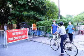 Phong tỏa tạm thời tổ 4, tổ 5 phường Việt Hưng (Hà Nội). (Ảnh: Hoàng Hiếu/TTXVN)