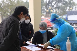 Người dân tại Hà Nội làm thủ tục khai báo F0. (Ảnh: Minh Quyết/TTXVN)