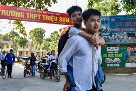 Ngành y tế hỗ trợ đôi bạn cõng nhau đến trường đạt hơn 28 điểm thi
