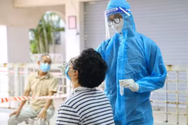 Nhân viên y tế lấy mẫu xét nghiệm. (Ảnh: PV/Vietnam+)