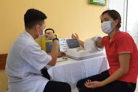 Người dân đến khám bệnh tăng huyết áp tại Bệnh viện Hữu nghị Việt Đức ngày 27/6. (Ảnh: T.G/Vietnam+)