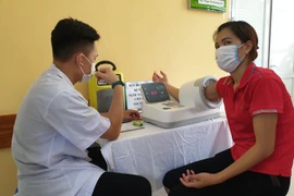 Người dân đến khám bệnh tăng huyết áp tại Bệnh viện Hữu nghị Việt Đức ngày 27/6. (Ảnh: T.G/Vietnam+)