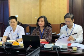 Phó giáo sư Lê Hữu Doanh (ngoài cùng bên trái) - Phó Giám đốc Bệnh viện Da liễu Trung ương. (Ảnh: PV/Vietnam+)