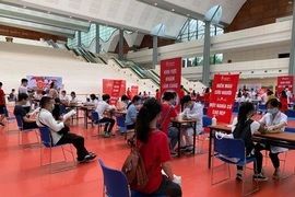 Hàng ngàn người tham gia chương trình hiến máu Giọt hồng tri ân