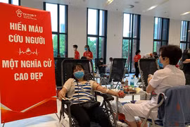 Người dân tham gia hiến máu tại chương trình “Giọt hồng tri ân.” (Ảnh: T.G/Vietnam+) 