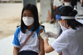 Tiêm vaccine phòng COVID-19 cho trẻ em. (Ảnh: Lê Xuân/TTXVN)