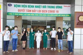 6 bệnh nhân được công bố khỏi bệnh tại Bệnh viện Bệnh nhiệt đới Trung ương. (Ảnh: PV/Vietnam+) 