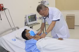 Kiểm tra sức khỏe cho bệnh nhân sau phẫu thuật. (Ảnh: PV/Vietnam+)