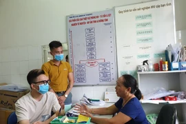 Nhân viên y tế tại Khoa tham vấn hỗ trợ cộng đồng, Trung tâm y tế Quận Tân Bình tư vấn về PrEP cho các bạn MSM. (Ảnh: T.G/Vietnam+)