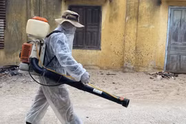 Phun thuốc khử khuẩn dịch bệnh COVID-19 trên các tuyến đường và nhà dân vùng cách ly y tế. (Ảnh: Công Thử/TTXVN)