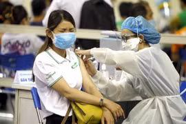 Tiêm chủng vaccine phòng COVID-19 tại Thành phố Hồ Chí Minh. (Ảnh: Thanh Vũ/TTXVN)