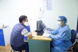 Khám cho người bệnh tại Bệnh viện K. (Ảnh: PV/Vietnam+)