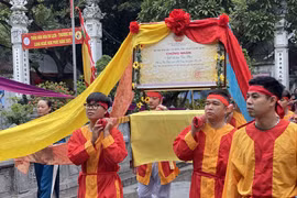 [Photo] Toàn cảnh lễ rước tôn vinh Tổ nghề làng dệt lụa Vạn Phúc 