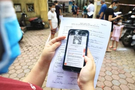 Người dân khai báo y tế điện tử. (Ảnh: Thành Đạt/TTXVN)
