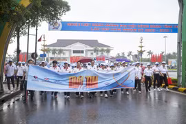 Chương trình đi bộ cổ động vì sức khỏe trái tim với sự tham gia của khoảng hơn 2000 người. (Ảnh: PV/Vietnam+)