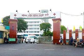 Bệnh viện Bệnh nhiệt đới Thành phố Hồ Chí Minh tạm thời phong tỏa để tiến hành truy xuất, điều tra dịch tễ. (Ảnh: Thu Hương/TTXVN)